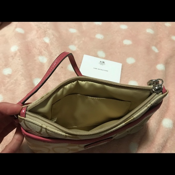 Classy, brand new, flawless coach wristlet - Picture 4 of 7
